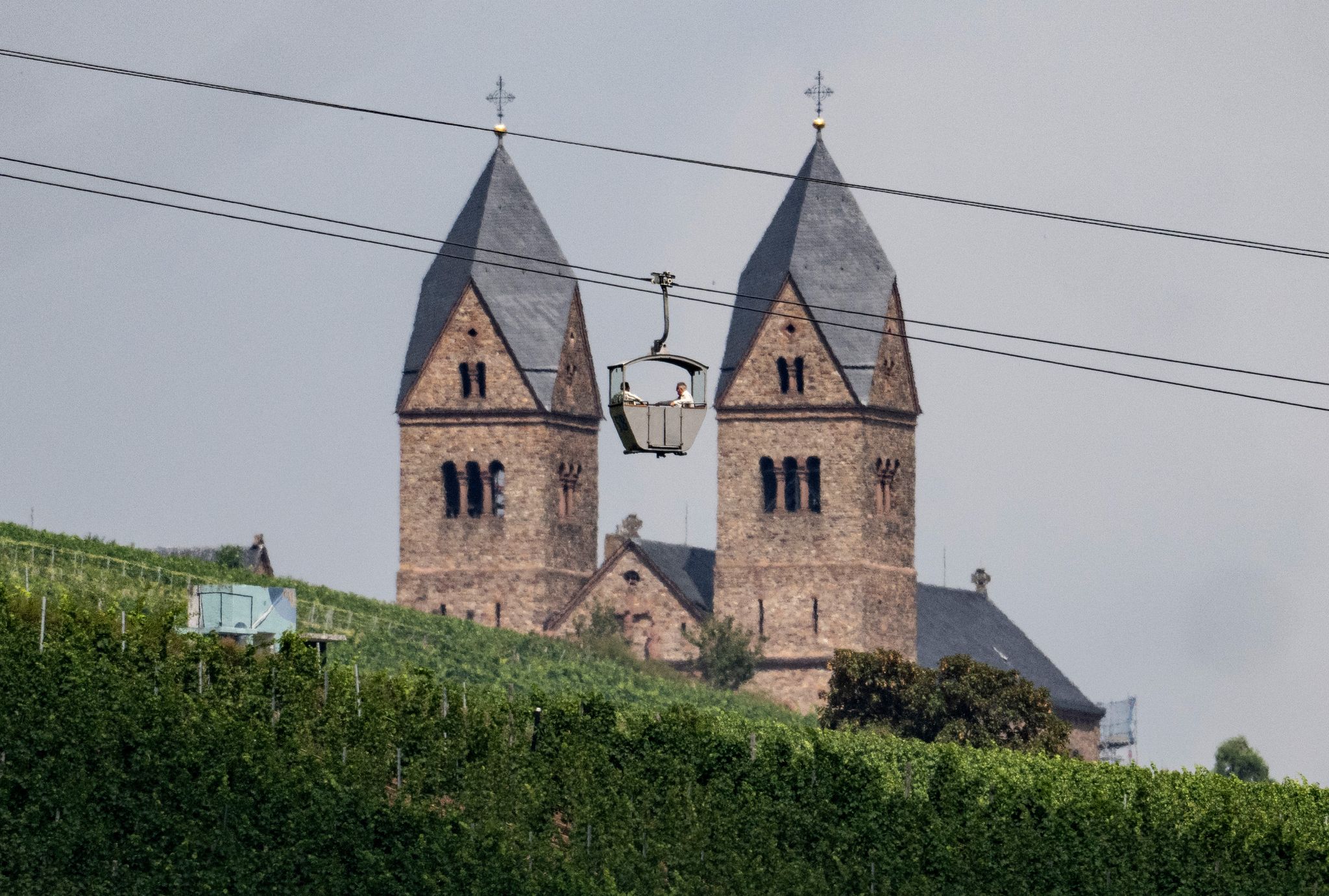 An der Grenze zu Rheinland-Pfalz bietet die Seilbahn in Rüdesheim seltene Einblicke. (Archivbild)