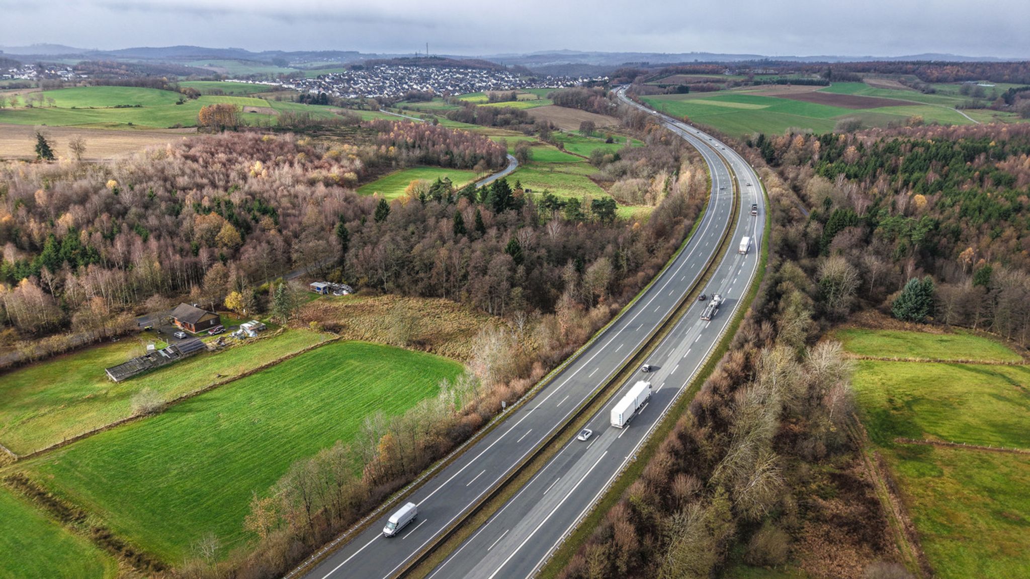 Auf einem Teilstück der A45 in Olpe wurden die Hände der Toten gefunden. (Archivfoto)