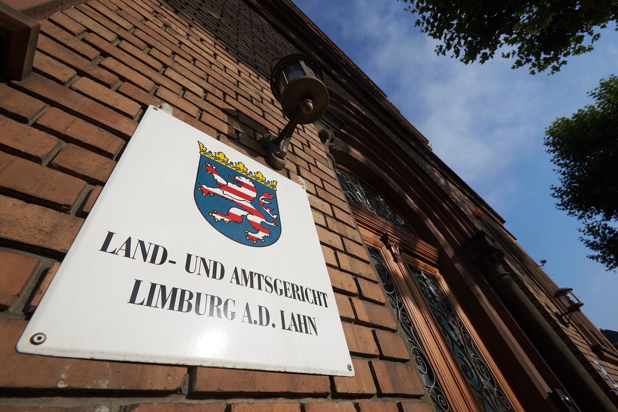 Vor dem Landgericht Limburg hat ein nicht alltäglicher Prozess gegen einen Juristen mit Doktortitel begonnen. (Archivbild) 