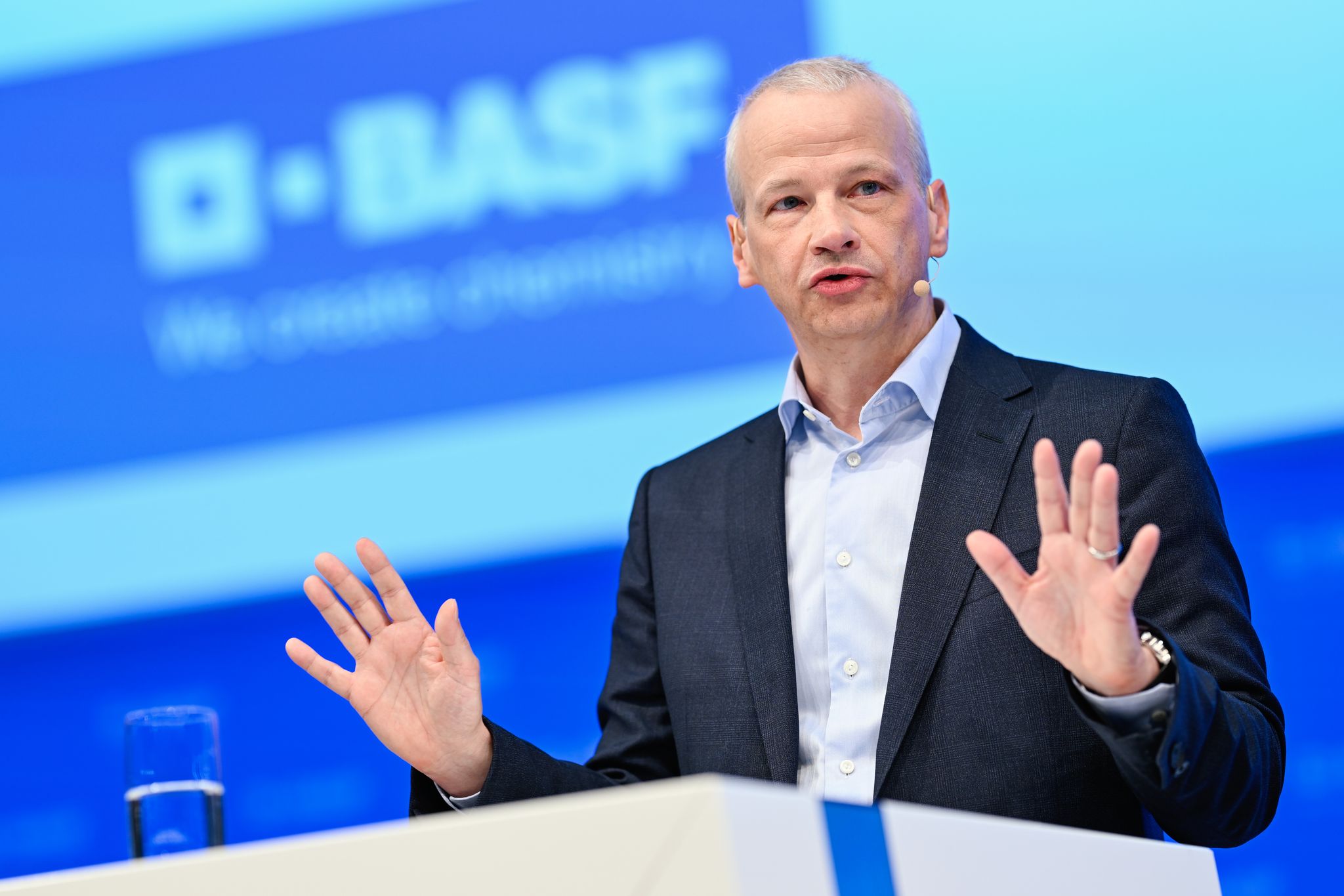 BASF-Chef Markus Kamieth würde im Zuge eines Evonik-Kaufs die bestehenden Standortvereinbarungen auch übernehmen. (Archivbild)