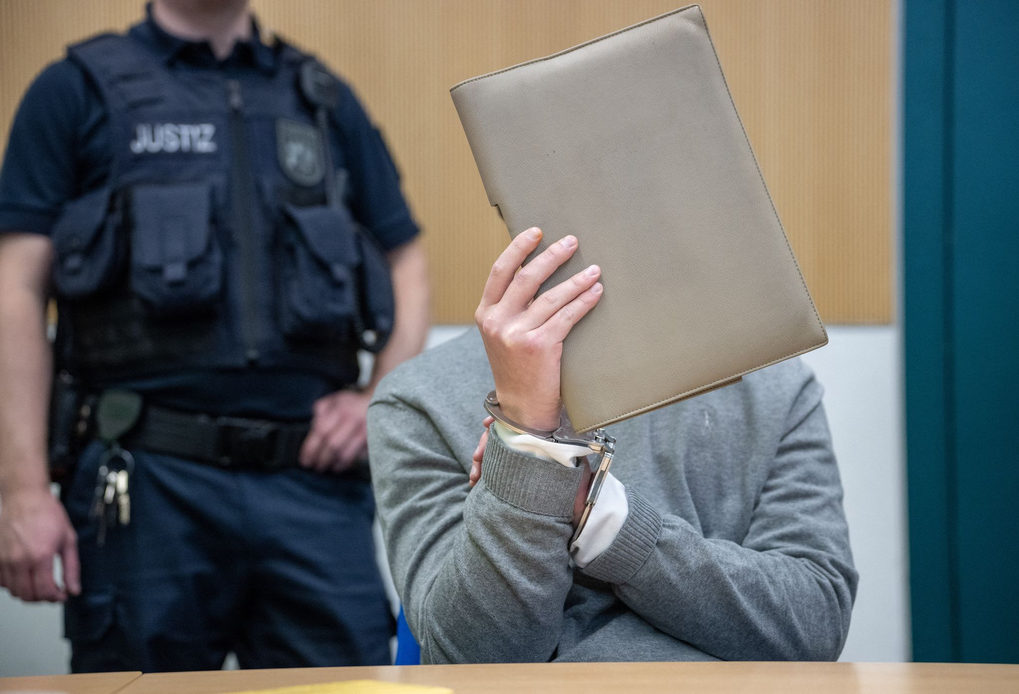 Der Angeklagte wollte sich zunächst nicht zur Sache äußern.